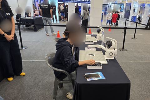 로봇팔과 오목을 두는 학생