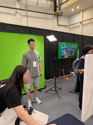크로마키 앞에서 AI 영상을 촬영하는 참가자