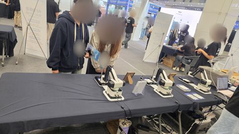 캐리커처를 그리는 로봇팔