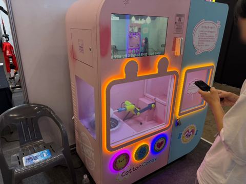 로봇팔이 솜사탕을 만드는 기계