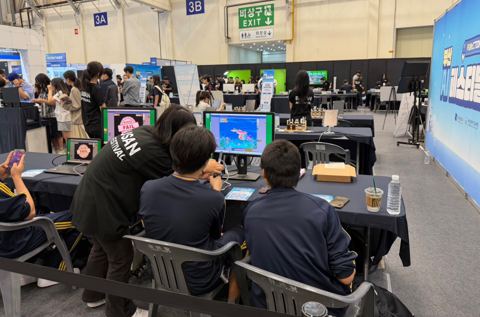 AI 게임메이커에서 로봇을 조종하는 학생들
