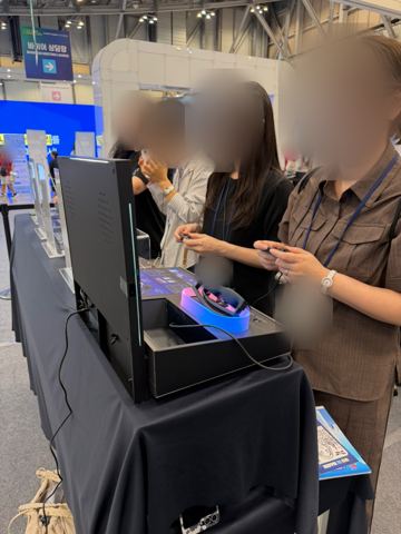AI 스마트 글라스를 써 보는 관람객